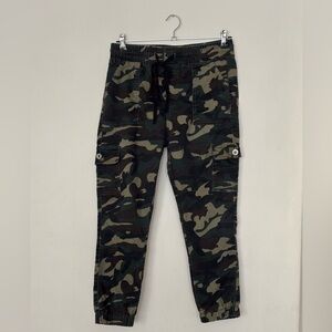 VIP Camo Print Cargo Capri Pants Size 11/30 Color Green